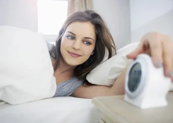 لماذا تستيقظ قبل المنبه؟ السر يكمن في الساعة البيولوجية!