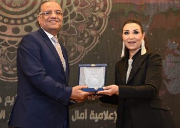 د. محمود مسلم يتسلم الجائزة