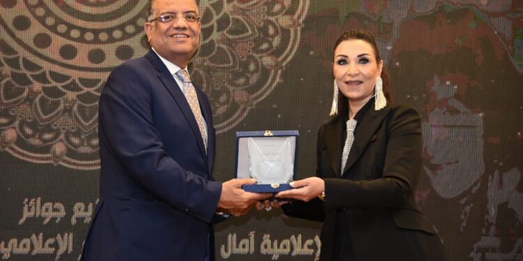 د. محمود مسلم يتسلم الجائزة