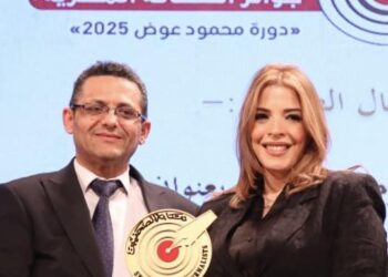 الزميلة الصحفية سمر إبراهيم أثناء تسلم الجائزة