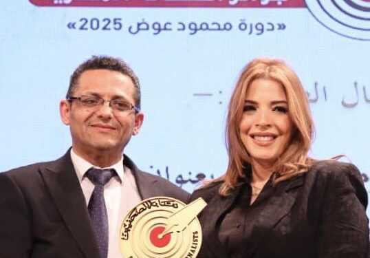الزميلة الصحفية سمر إبراهيم أثناء تسلم الجائزة