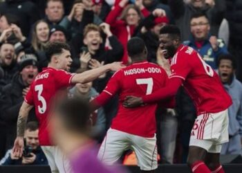 نوتنجهام يفوز على توتنهام بثلاثية في الدوري الإنجليزي