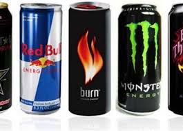 هل مشروبات الطاقة آمنة للمراهقين والشباب؟.. خبير الكيمياء الحيوية يجيب