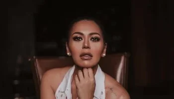 لقاء الخميسي تحتفي بجدها عبد الرحمن الخميسي وتشارك جمهورها اهتماماتها القرائية