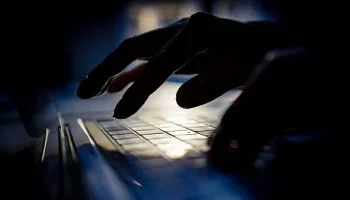 نحو فضاء رقمي آمن.. دليلك الكامل للإبلاغ عن جرائم الإنترنت والعقوبات الرادعة في 2026