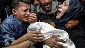 “برد الشتاء ينهش أجساد الصغار”.. وفاة رضيع في غزة وتحذيرات دولية من تحول المنخفضات لـ “كوارث إنسانية”