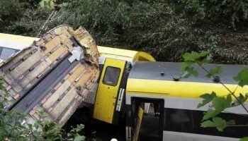 كارثة قطار في تايلاند: سقوط رافعة يودي بحياة 22 شخصاً ويشعل النيران في العربات