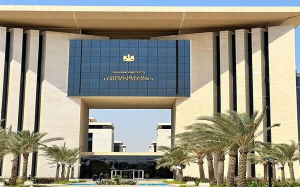 مصر تجري اتصالات مكثفة مع كافة الأطراف وتدعو إلى التهدئة ودعم مسار السلام في اليمن