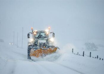 الثلوج تغطي شمال وغرب فرنسا.. وإلغاء نحو 140 رحلة جوية في باريس