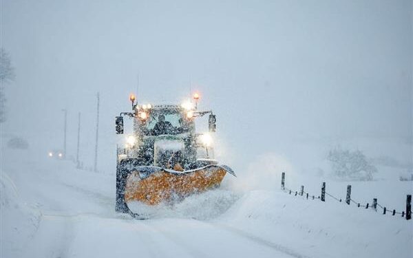 الثلوج تغطي شمال وغرب فرنسا.. وإلغاء نحو 140 رحلة جوية في باريس
