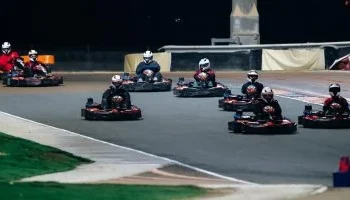 بعيداً عن المستطيل الأخضر.. لاعبو بيراميدز يشعلون حماس “سباق السيارات” في معسكر أبوظبي