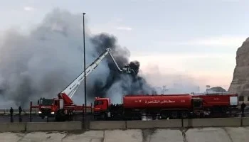 بمشاركة “طائرات الدرون”.. السيطرة على حريق التهم 4 منازل بمنطقة الزرايب في منشأة ناصر