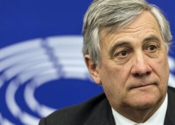 وزير الخارجية الإيطالي يحث مواطني بلاده على مغادرة إيران ويعلن تقليل العاملين بالسفارة