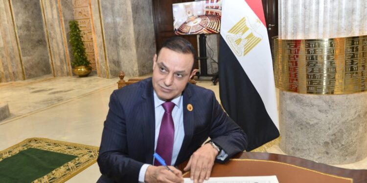 بعد تسلمه الكارنية..النائب مختار همام : الصحة و الإسكان أولى اهتماماتي بالبرلمان