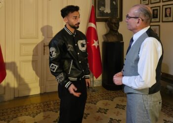 السفير التركي في القاهرة يشيد بنجم الأهلي أحمد عبد القادر