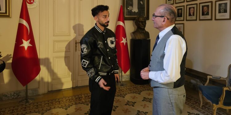 السفير التركي في القاهرة يشيد بنجم الأهلي أحمد عبد القادر