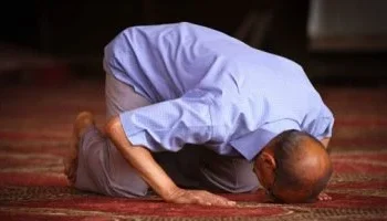 أمين الفتوى: الدعاء والتحدث مع الله في السجود جائز ولا يبطل الصلاة