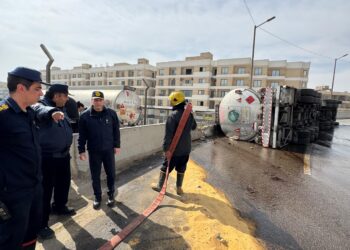 انقلاب سيارة نقل محملة بـ50 طن مواد بترولية بكوبري حسب الله الكفراوي.. والحماية المدنية تتعامل مع الانسكاب