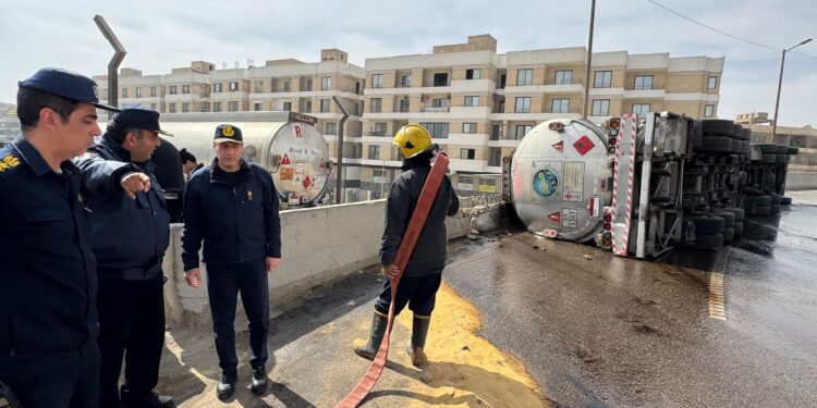 انقلاب سيارة نقل محملة بـ50 طن مواد بترولية بكوبري حسب الله الكفراوي.. والحماية المدنية تتعامل مع الانسكاب