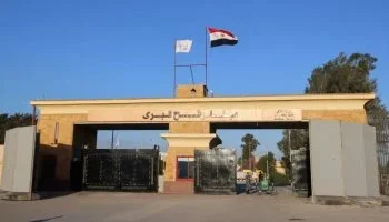 دفعة جديدة من الفلسطينيين تصل معبر رفح المصري تمهيدًا لعودتهم إلى غزة