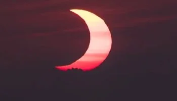 “حلقة النار” في سماء الأرض اليوم.. كسوف حلقي نادر يرافق ميلاد هلال رمضان 1447