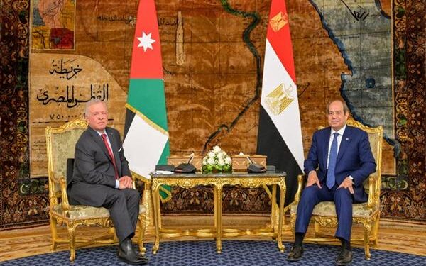 الرئيس السيسي يستقبل العاهل الأردني بمطار القاهرة الدولي
