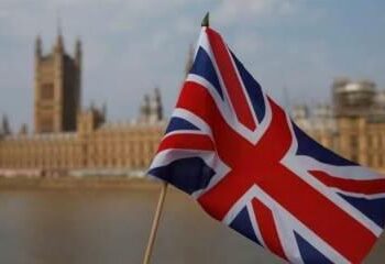 الخارجية البريطانية تستدعي السفير الروسي احتجاجا على طرد دبلوماسي بريطاني