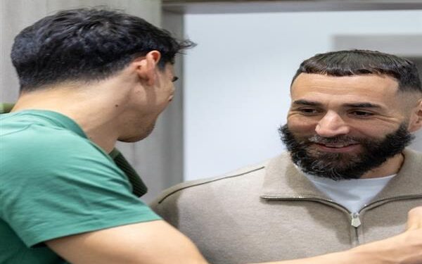 استقبال حافل لـ كريم بنزيما لدى وصوله نادي الهلال السعودي