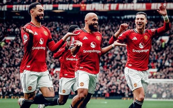 الدوري الإنجليزي.. مانشستر يونايتد يفوز على توتنهام هوتسبيرز بثنائية