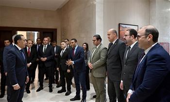 عقب حلف اليمين الدستورية.. رئيس الوزراء يمر على الموظفين بجميع قطاعات مجلس الوزراء