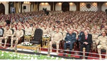 وزير الدفاع يلتقي قادة وضباط القوات المسلحة بالمنطقة المركزية لمتابعة تطوير الأداء وتعزيز الجاهزية