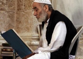 أمين الفتوى: صلاة الفريضة جالسًا غير صحيحة إذا كان القادر قائمًا… والسنن تُحسب بنصف الأجر