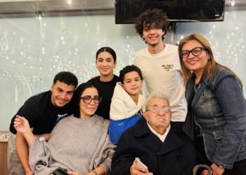 يوم عائلي دافئ.. يسرا فلوكس تحتفل بعيد ميلاد والدها فاروق فلوكس مع الأحفاد