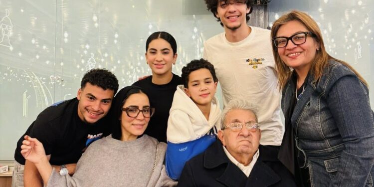 يوم عائلي دافئ.. يسرا فلوكس تحتفل بعيد ميلاد والدها فاروق فلوكس مع الأحفاد
