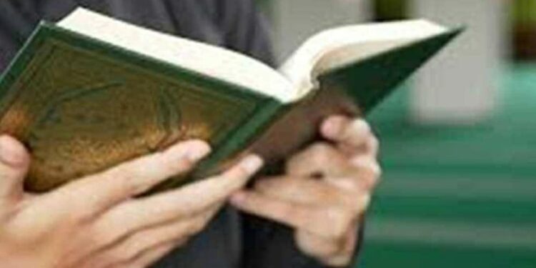 ما حكم قراءة القرآن من المصحف فى صلاة التراويح؟.. الإفتاء توضح