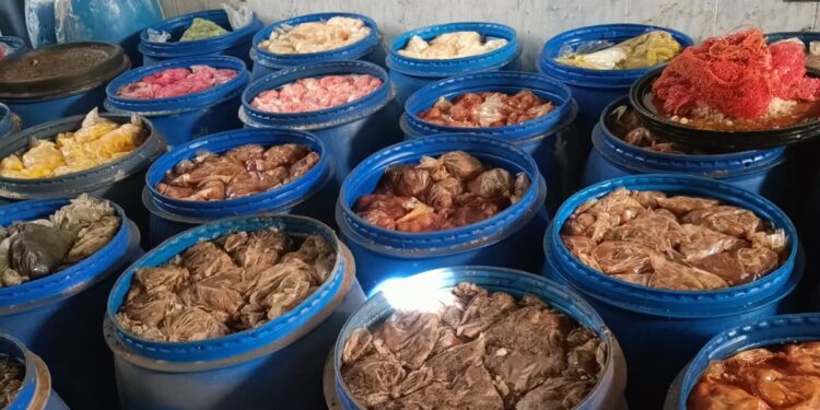 قبل بيعها في رمضان.. ضبط 300 طن مخللات فاسدة في المنوفية