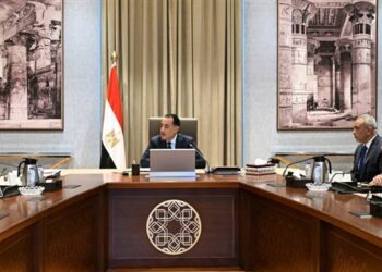 مدبولي يلتقي خالد عبد العزيز ويتلقى التقرير النهائي للجنة تطوير الإعلام المصري