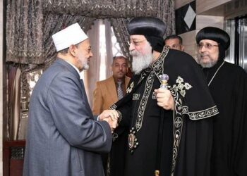 شيخ الأزهر يتلقى اتصالًا هاتفيًا من البابا تواضروس للتهنئة بعيد الفطر المبارك