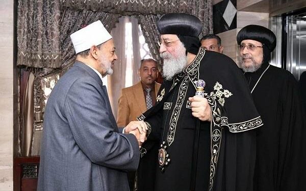 شيخ الأزهر يتلقى اتصالًا هاتفيًا من البابا تواضروس للتهنئة بعيد الفطر المبارك
