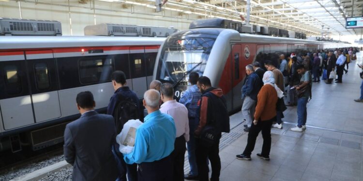 النقل تكشف مواعيد تشغيل الخطوط الثلاتة لمترو الأنفاق والقطار الكهربائي الخفيف LRT