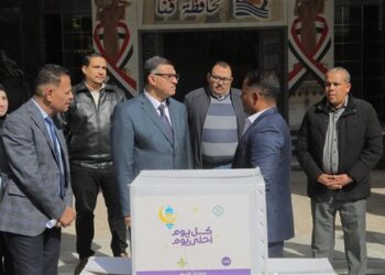 محافظ قنا يطلق قافلة “المصرية للاتصالات” و”صناع الخير” لتوزيع 3 آلاف كرتونة رمضان