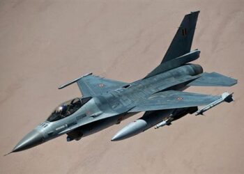 الدفاعات الإيرانية تسقط مقاتلة أمريكية.. وإنقاذ طاقمها