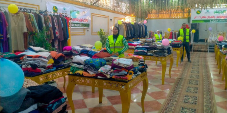 توزيع 2565 قطعة ملابس على 275 مستفيداً بالشرقية