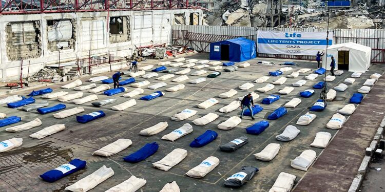 من مخازن “لايف مصر” عبر المعابر وإلى المخيمات: المأوى والغذاء يخففان معاناة النازحين وسط الأزمة الإنسانية في رمضان