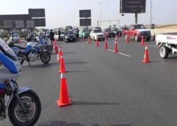 النشرة المرورية.. كثافات متحركة بالمحاور والميادين في فترة الذروة الصباحية