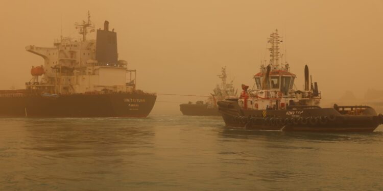 تعويم سفينة “XIN TAIN YUAN” بنجاح واستئناف الملاحة بقناة السويس دون تأثر