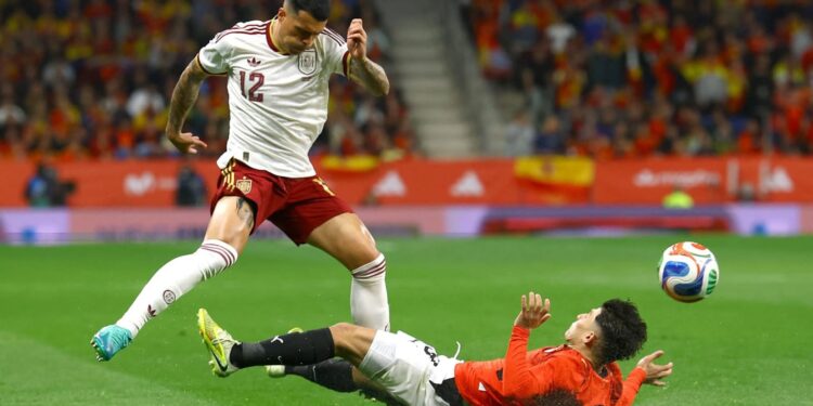وزير الرياضة يتابع حالة لاعب المنتخب الوطني إسلام عيسى بعد إصابته