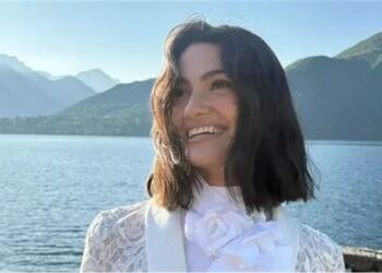 تارا عماد تبهر متابعيها بإطلالة كلاسيكية أمام البحر