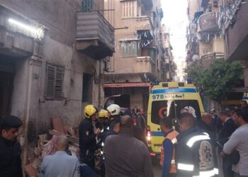 مصرع وإصابة 6 أشخاص في سقوط سقف بعقار بحي وسط بـ الإسكندرية.. صور