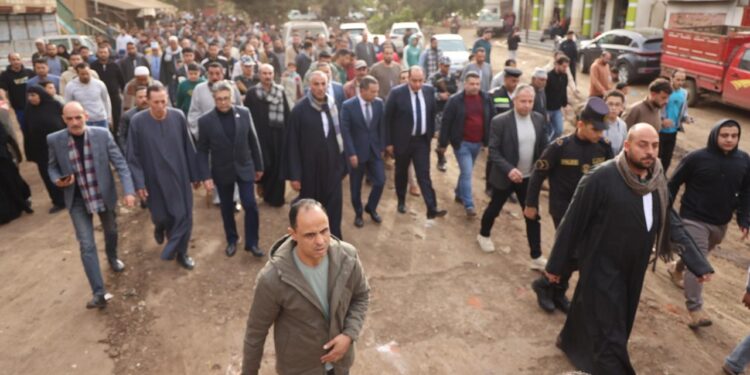 بالصور.. محافظ المنوفية يتقدم جنازة ضحايا ” حادث السادات ” بمسقط رأسهم بتلا